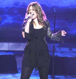 Kelly Clarkson Singing In Concert